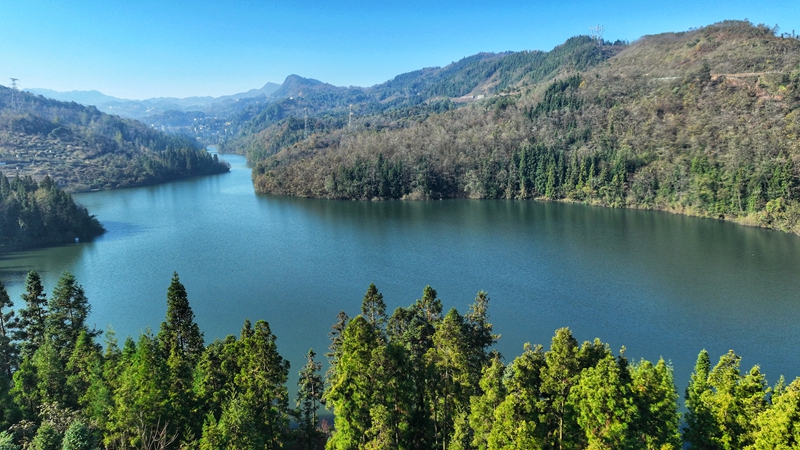 11月25日，七星關區文閣鄉毛栗水庫碧波蕩漾，景色如畫。