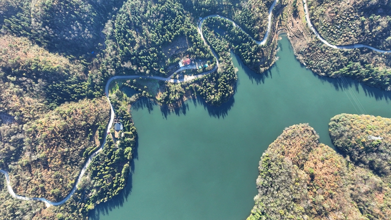 11月25日，七星關區文閣鄉毛栗水庫碧波蕩漾，景色如畫。