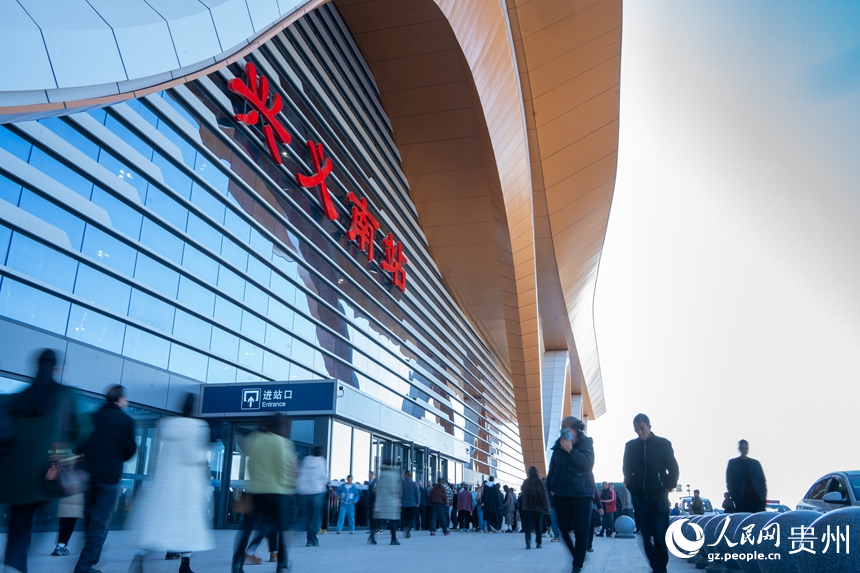 盤興高鐵首日開通運營。人民網 陽茜攝