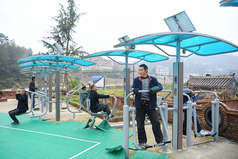 村民在社區廣場鍛煉。聞雙攝