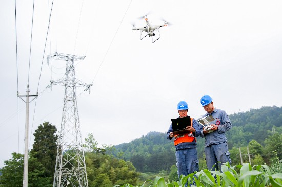 南方電網貴州凱里麻江供電局工作人員通過“機巡+人巡”模式進行巡查。王春璇攝