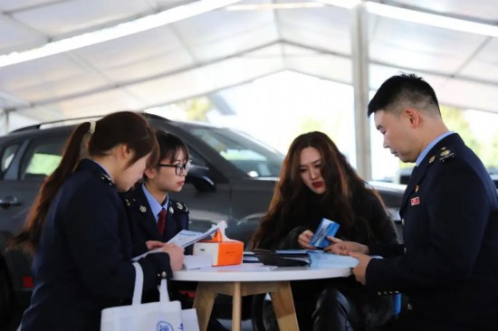 稅務人員為消費者解答問題。李升紅攝