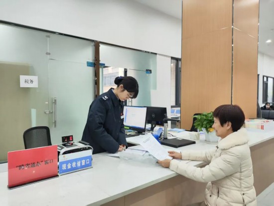 “簡事快辦”服務專窗工作人員辦理業務。宋政堅攝