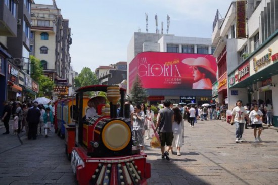 五一假期，花溪迎來旅游高峰。